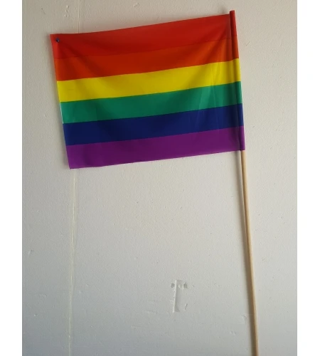 BANDERA ORGULLO GAY 60X40 CON PALO DE MADERA – Image 2